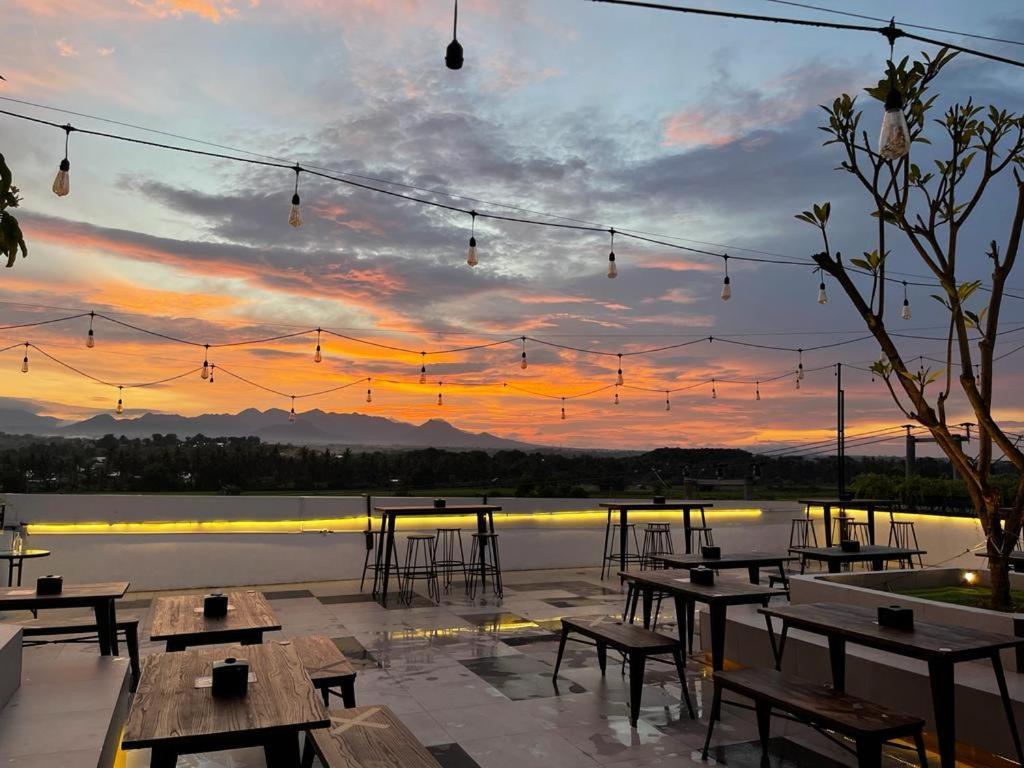 Kaloka Airport Hotel Sumbawa Besar Экстерьер фото
