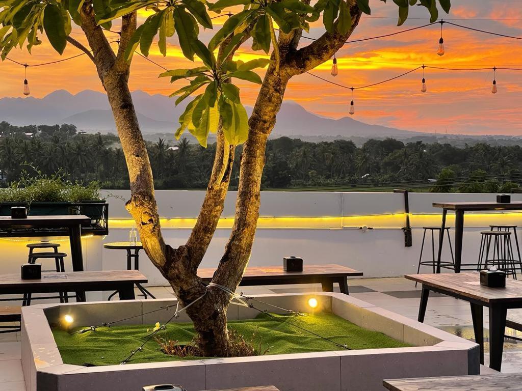 Kaloka Airport Hotel Sumbawa Besar Экстерьер фото
