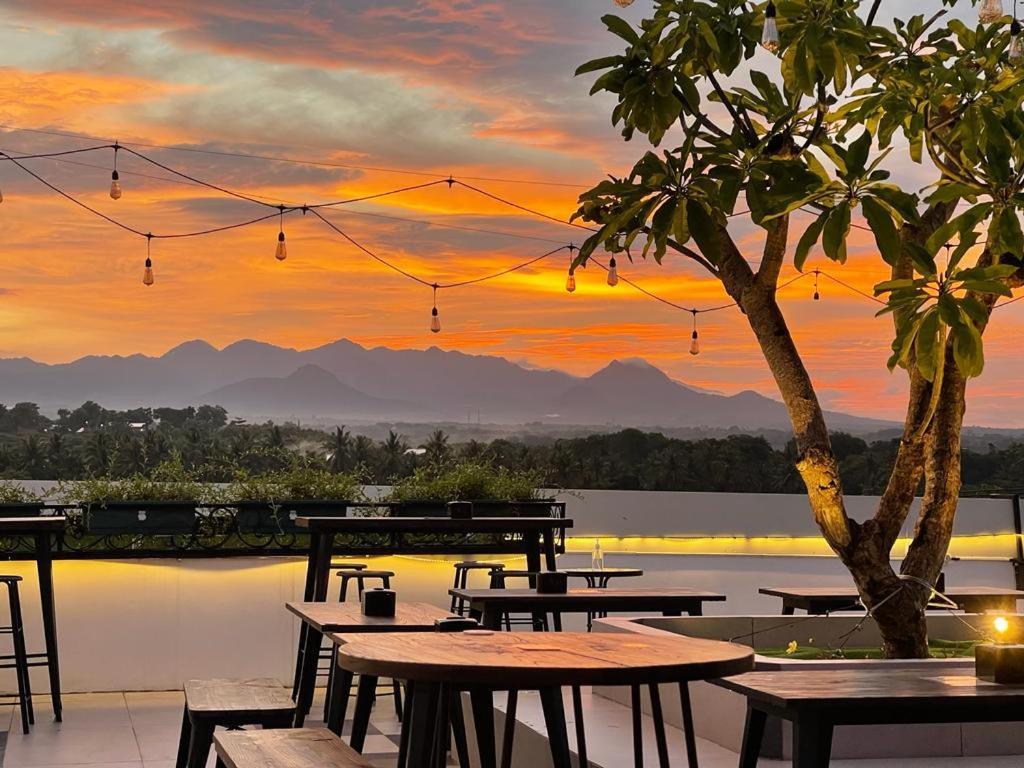Kaloka Airport Hotel Sumbawa Besar Экстерьер фото