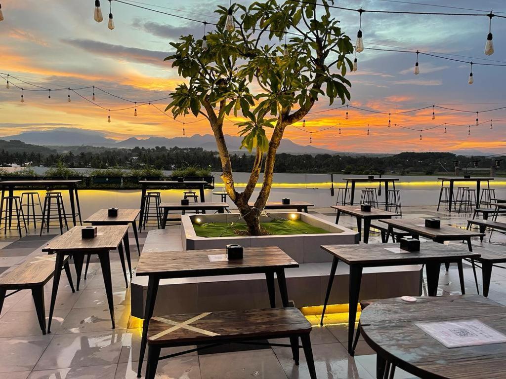 Kaloka Airport Hotel Sumbawa Besar Экстерьер фото